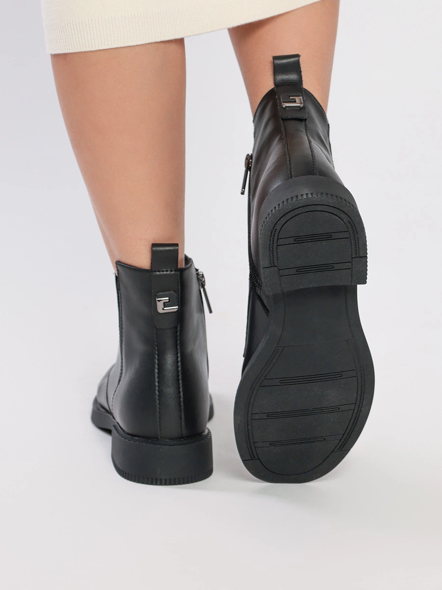Ботинки черного цвета со шнуровкой и эластичной вставкой